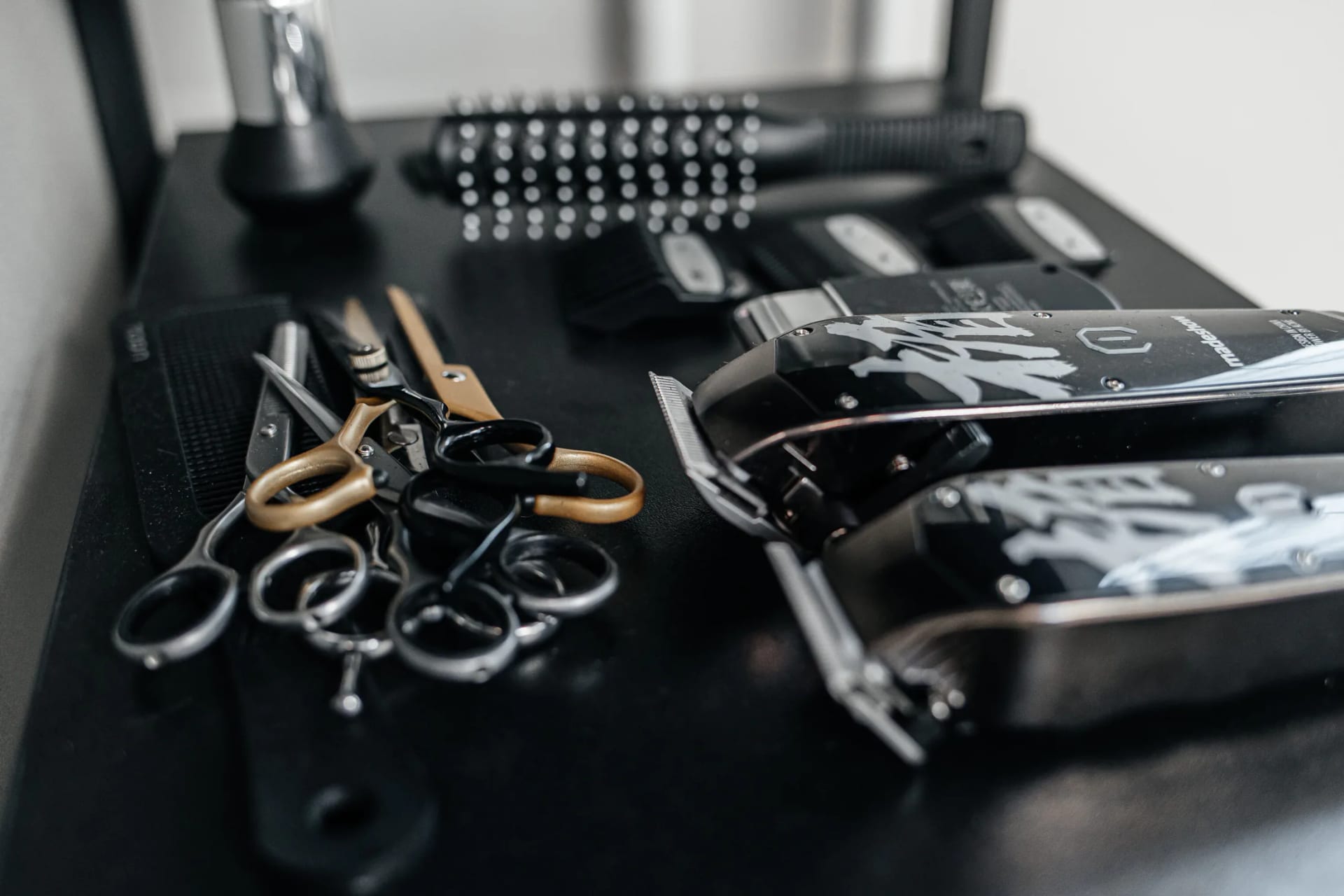 Профессиональные инструменты барбера в МУЖИКИ ПРО Тюмень — ножницы и машинки на рабочем столе мастера