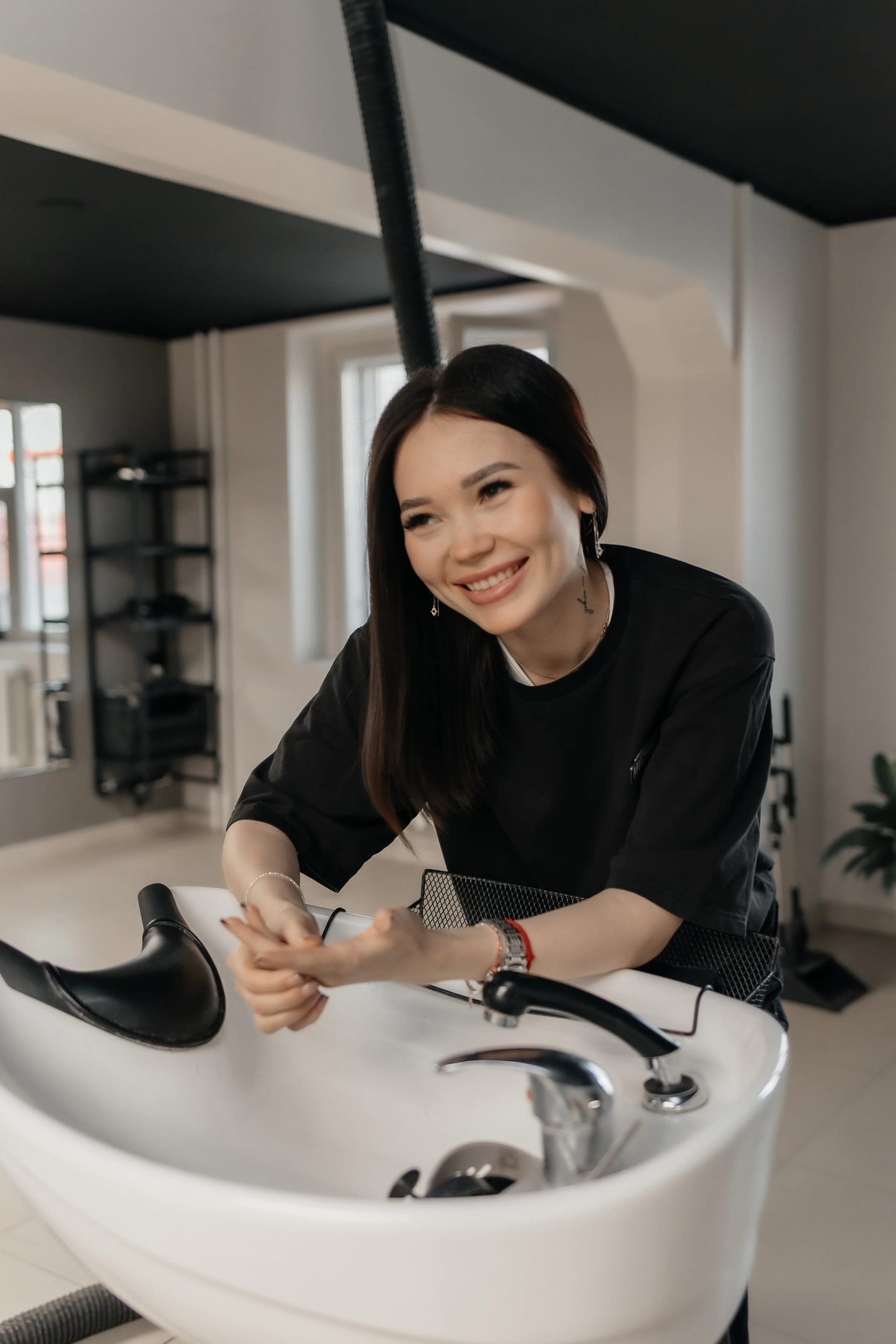 София — мастер МУЖИКИ ПРО Тюмень в зоне мойки головы, дружелюбная атмосфера салона